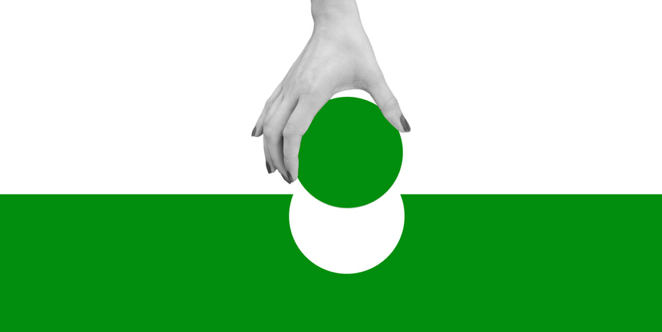 Inserting green circle into circle shaped cut out